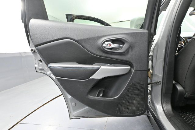 Used 2019 Jeep Cherokee Latitude AWD/4WD image 28