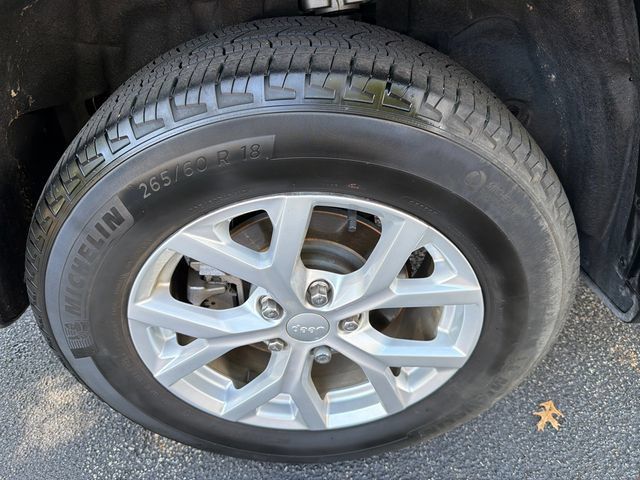 Used 2023 Jeep Grand Cherokee Limited AWD/4WD image 17