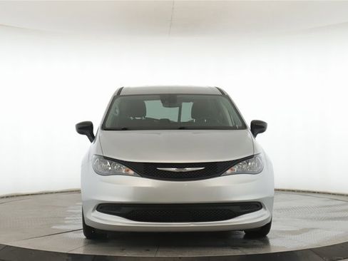 Used 2024 Chrysler Voyager LX image 12