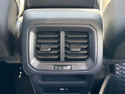 Used 2025 Volkswagen Taos SE FWD image 18