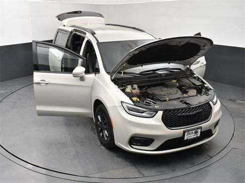 Used 2021 Chrysler Pacifica Touring-L w/ Premium & Safety Sphere Group image 25