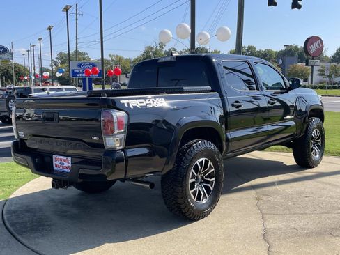 Used 2020 Toyota Tacoma TRD Sport w/ TRD Premium Sport Package AWD/4WD image 4