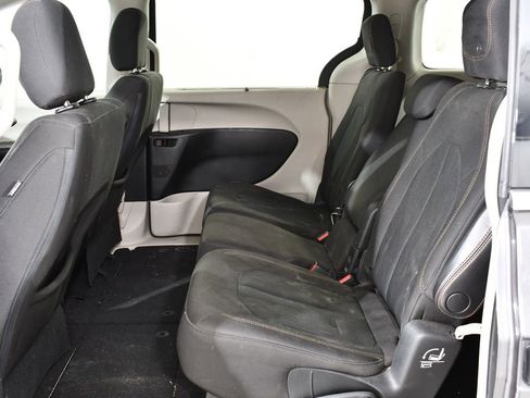 Used 2018 Chrysler Pacifica Touring Plus w/ Tire & Wheel Group FWD image 16