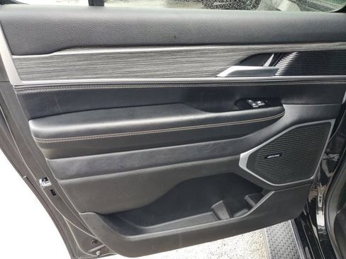 Used 2024 Jeep Wagoneer L Series II w/ Flexible Seating Group image 20