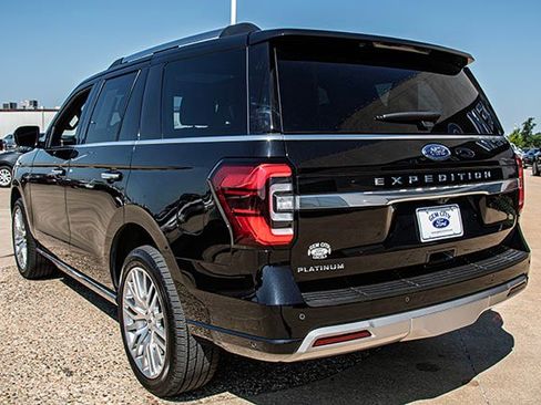 Used 2024 Ford Expedition Platinum image 3