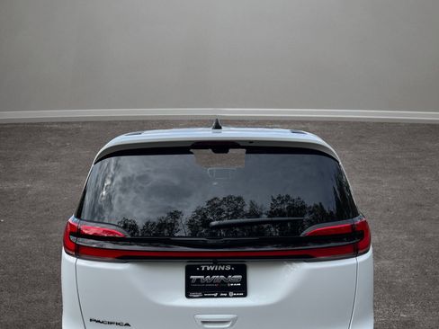 New 2026 Chrysler Pacifica Select image 30