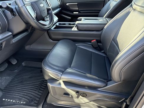 Used 2025 Ford Expedition Max Platinum w/ Driver's Package image 9