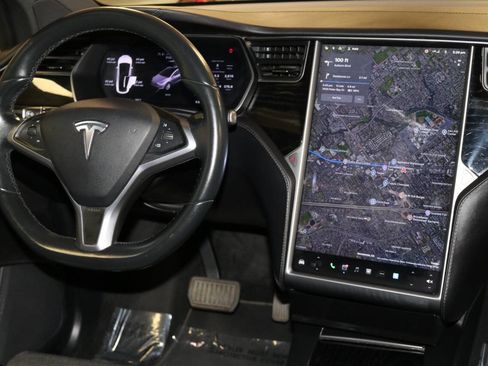 Used 2018 Tesla Model X 75D image 30