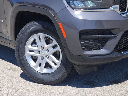 Used 2023 Jeep Grand Cherokee Laredo AWD/4WD image 3