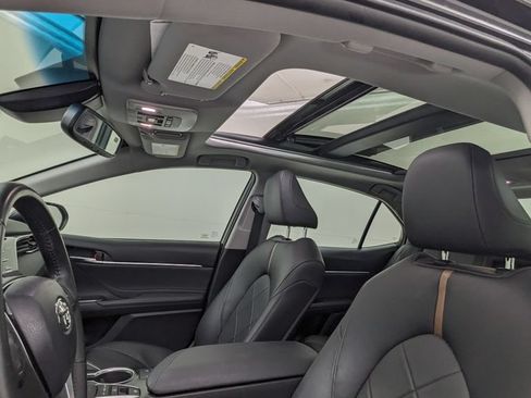 Used 2018 Toyota Camry XLE FWD image 3