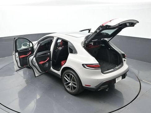 Certified 2024 Porsche Macan AWD/4WD image 29