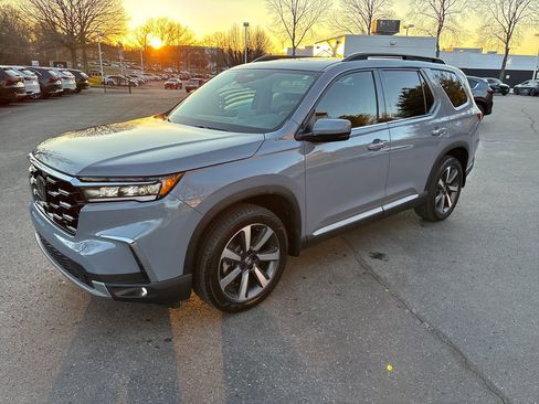 Used 2025 Honda Pilot Touring image 3