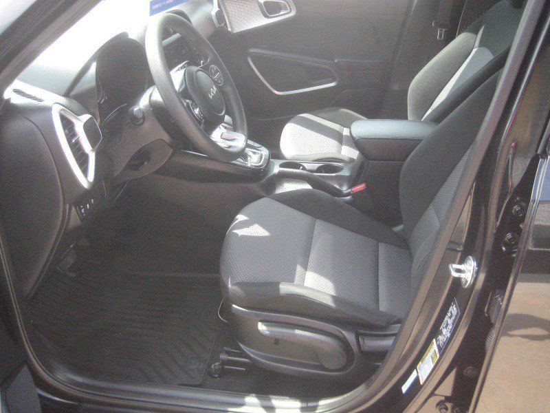 Used 2025 Kia Soul LX w/ LX Technology Package FWD image 13