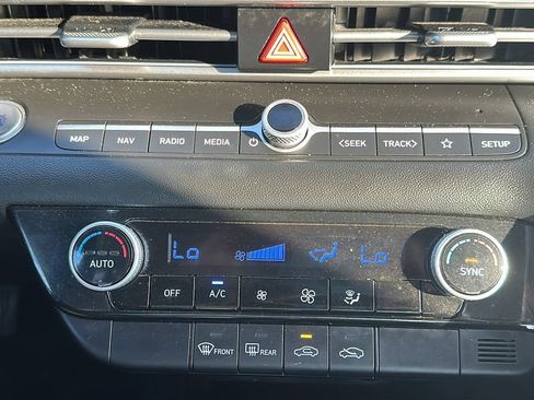 Used 2024 Hyundai Elantra SEL FWD image 25