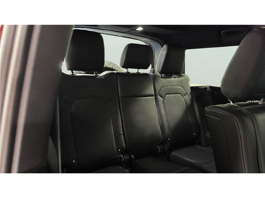 Used 2023 Land Rover Defender 130 SE AWD/4WD image 22