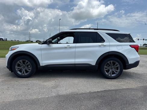 Used 2021 Ford Explorer XLT w/ Equipment Group 202A AWD/4WD image 3