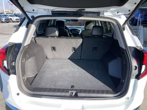 Used 2024 GMC Terrain SLT image 16