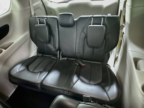 Used 2024 Chrysler Pacifica Touring-L FWD image 25