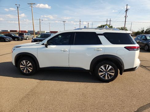 Used 2022 Nissan Pathfinder SL image 2