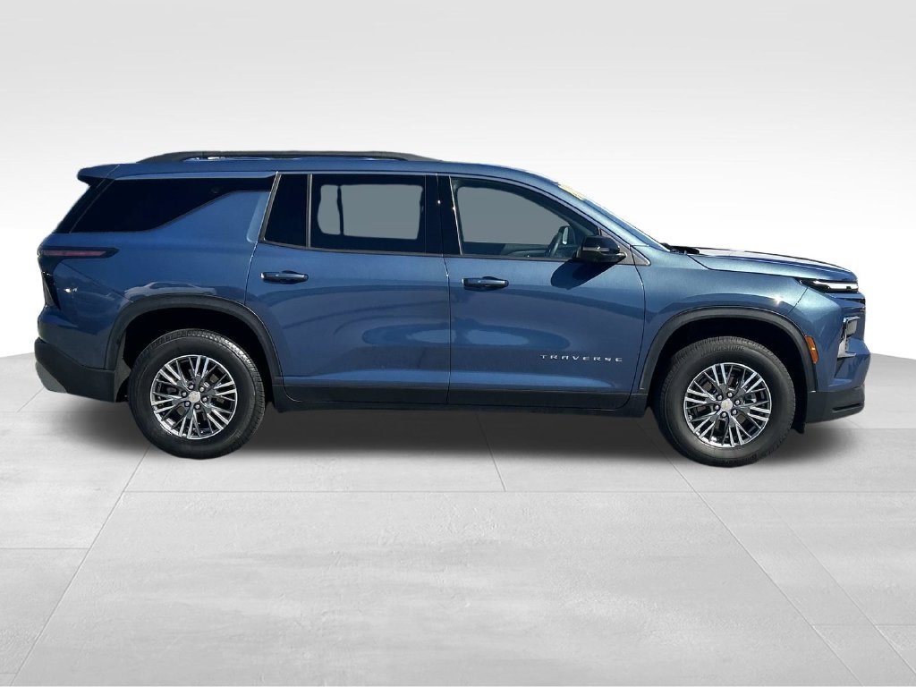Used 2024 Chevrolet Traverse LT w/ Trailering Package FWD image 2