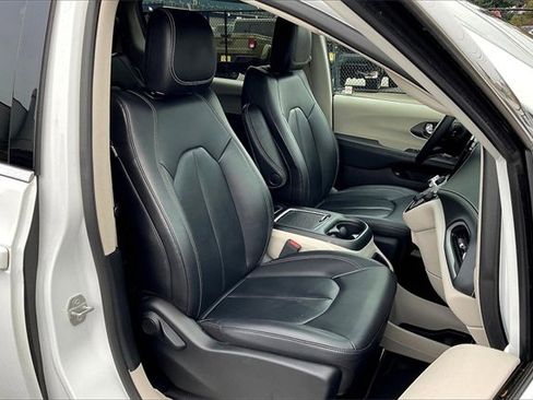 Used 2024 Chrysler Pacifica Select image 7