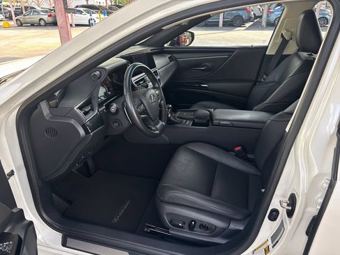Used 2022 Lexus ES 300h w/ Premium Package FWD image 2