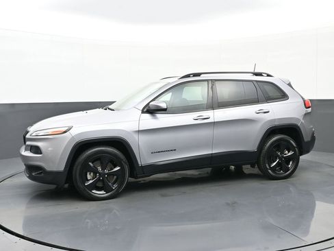 Used 2018 Jeep Cherokee Latitude w/ Altitude Package FWD image 6
