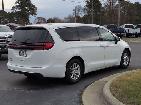 Used 2023 Chrysler Pacifica Touring-L image 5