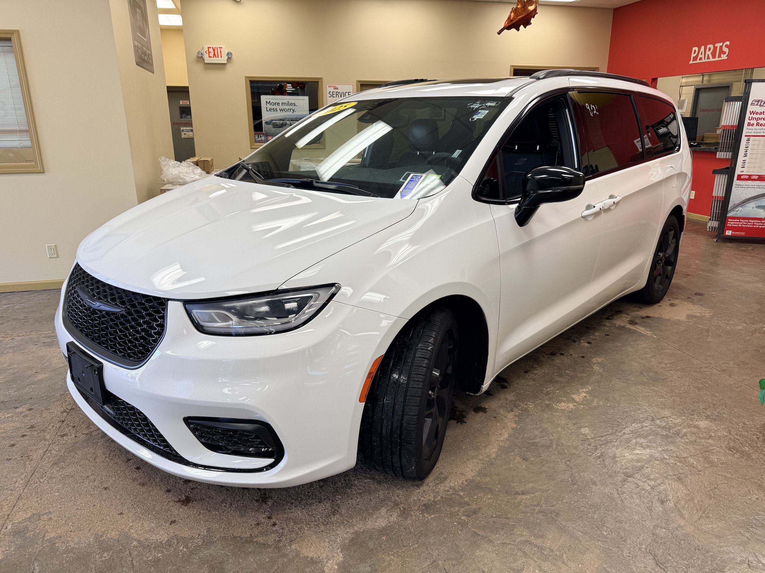Used 2025 Chrysler Pacifica Limited FWD image 3