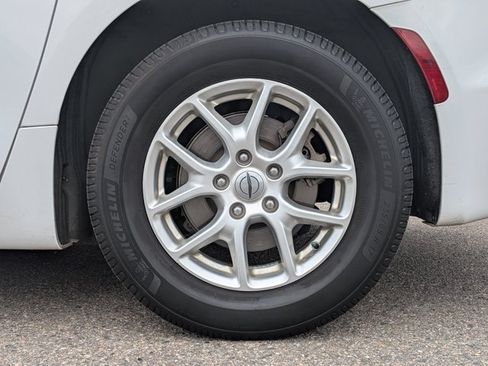 Used 2021 Chrysler Pacifica Touring-L w/ Uconnect Theater Family Group FWD image 21
