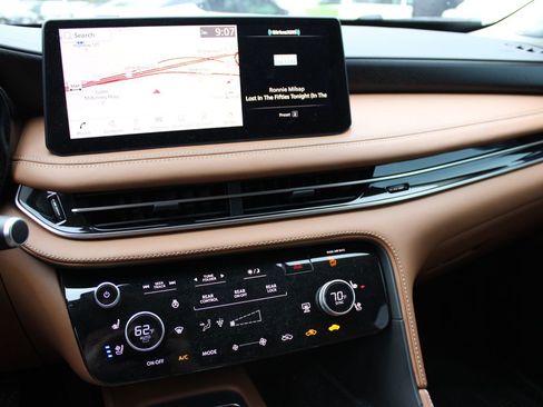 Used 2025 INFINITI QX60 Sensory image 8