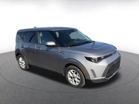 Used 2025 Kia Soul LX w/ LX Technology Package image 2