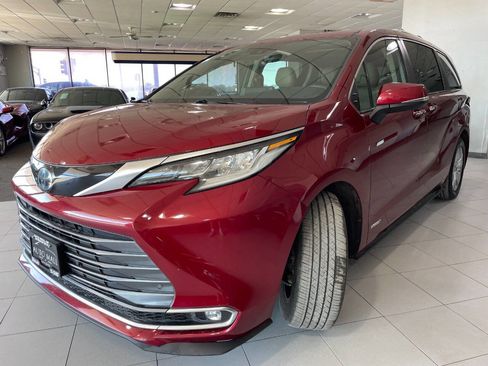 Used 2021 Toyota Sienna Limited image 3