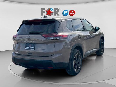 Used 2024 Nissan Rogue SV image 5
