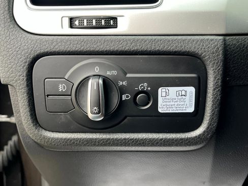 Used 2015 Volkswagen Touareg TDI image 25