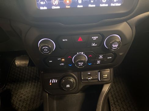 Used 2022 Jeep Renegade Latitude AWD/4WD image 13