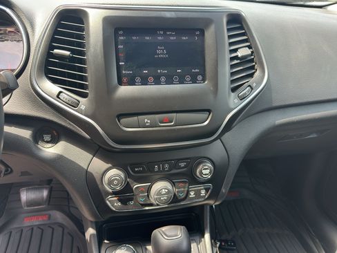Used 2019 Jeep Cherokee Latitude Plus w/ Comfort/Convenience Group AWD/4WD image 4