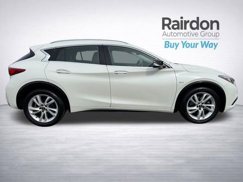 Used 2017 INFINITI QX30 Premium image 10