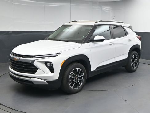 Used 2025 Chevrolet TrailBlazer LT image 3