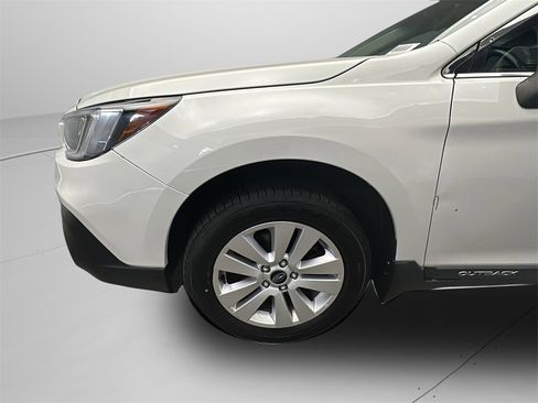 Used 2018 Subaru Outback 2.5i Premium image 3