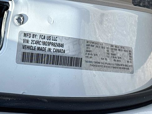 Used 2023 Chrysler Pacifica Touring-L FWD image 32