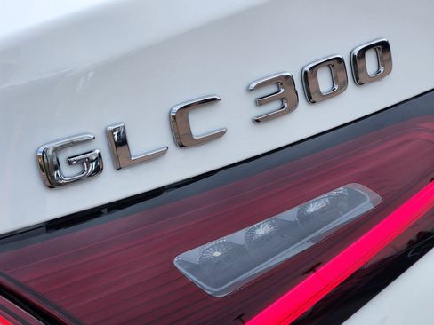 Used 2025 Mercedes-Benz GLC 300 4MATIC image 11