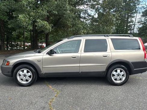 Used 2004 Volvo XC70 AWD/4WD image 2