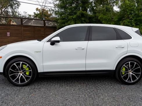 Used 2021 Porsche Cayenne E-Hybrid image 3