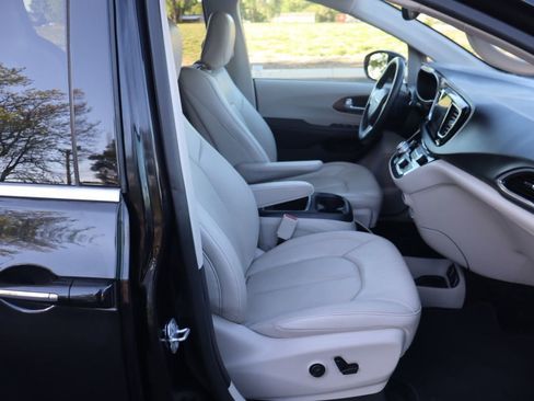 Used 2019 Chrysler Pacifica Touring-L Plus w/ Tire & Wheel Group FWD image 24