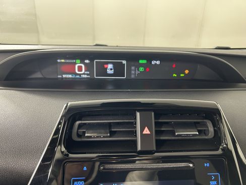 Used 2019 Toyota Prius L Eco image 18