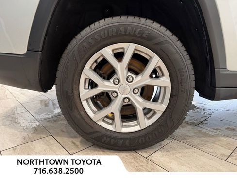 Used 2023 Jeep Grand Cherokee L Limited AWD/4WD image 8