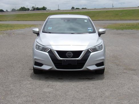 Used 2020 Nissan Versa SV FWD image 3