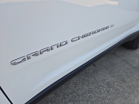 New 2025 Jeep Grand Cherokee Limited w/ Luxury Tech Group II image 16