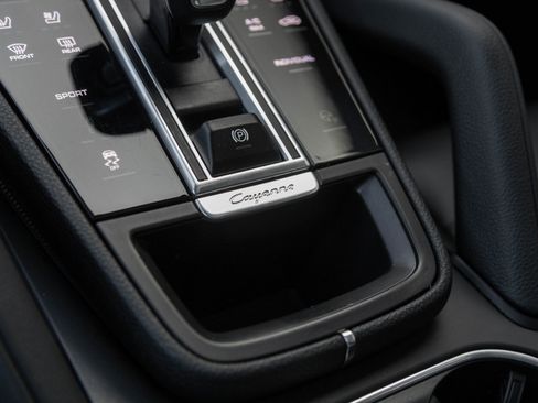 Used 2022 Porsche Cayenne Platinum Edition image 27